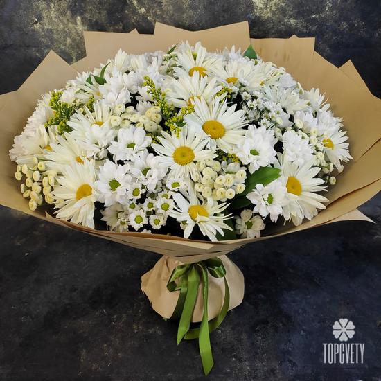 Букет из ромашек и белых хризантем