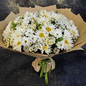 Букет из ромашек и белых хризантем