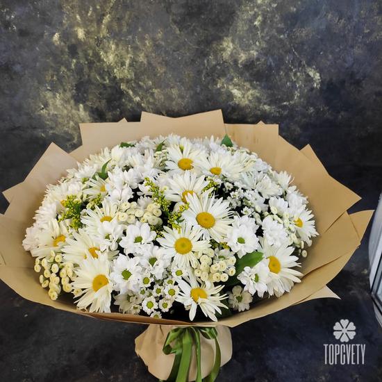Букет из ромашек и белых хризантем