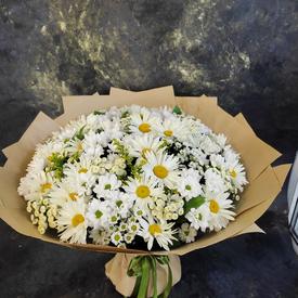 Букет из ромашек и белых хризантем