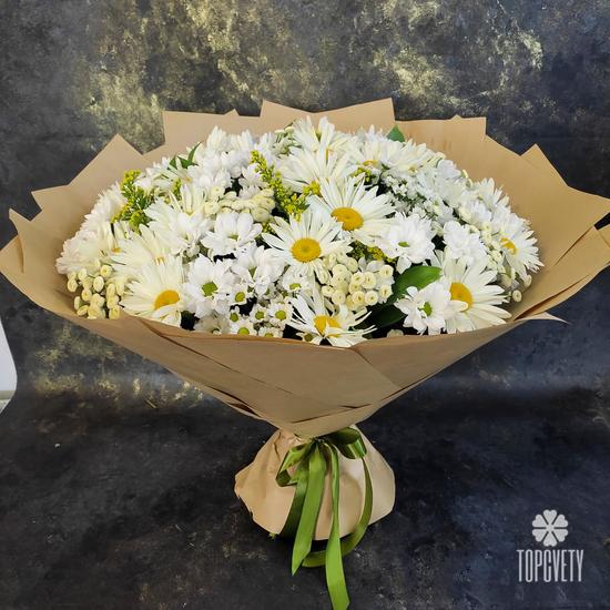 Букет из ромашек и белых хризантем