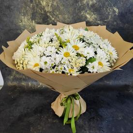 Букет из ромашек и белых хризантем