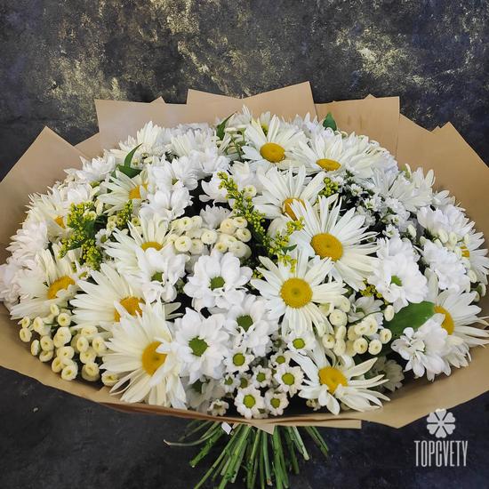 Букет из ромашек и белых хризантем