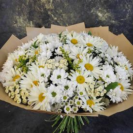 Букет из ромашек и белых хризантем