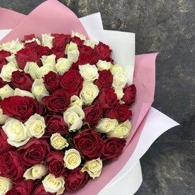 Букет из 101 белых и красных роз 40см