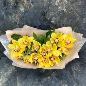 Букет из 15 желтых орхидей