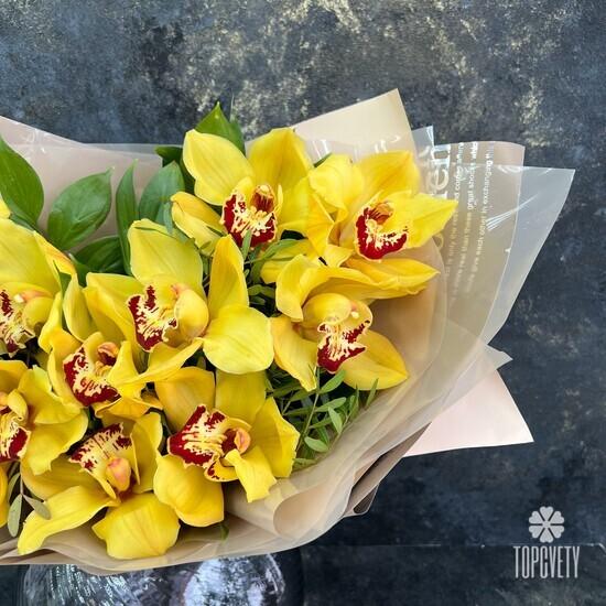 Букет из 15 желтых орхидей