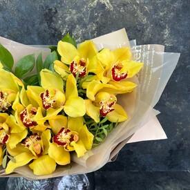 Букет из 15 желтых орхидей