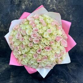 Букет из 101 белых и розовых роз 40см