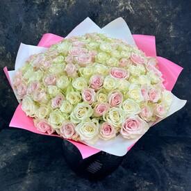 Букет из 101 белых и розовых роз 40см