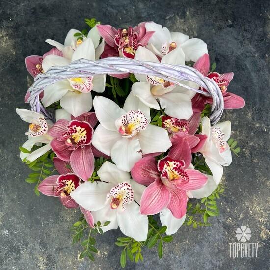 Букет из 15 розовых и белых орхидей в корзине