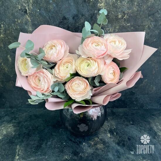 Букет из 9 розовых ранункулюсов