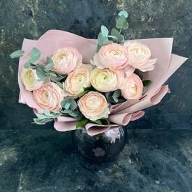 Букет из 9 розовых ранункулюсов