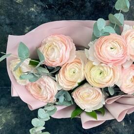 Букет из 9 розовых ранункулюсов