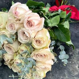 Букет из 25 кремовых роз Квиксенд 50см