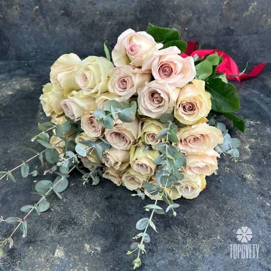 Букет из 25 кремовых роз Квиксенд 50см