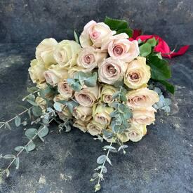 Букет из 25 кремовых роз Квиксенд 50см