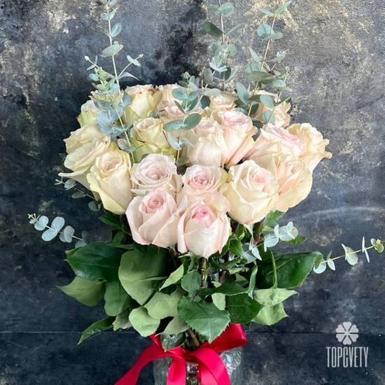 Букет из 25 кремовых роз Квиксенд 50см