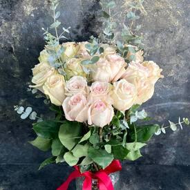 Букет из 25 кремовых роз Квиксенд 50см