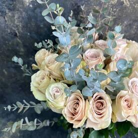 Букет из 25 кремовых роз Квиксенд 50см