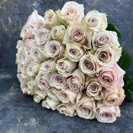 Букет из 51 кремовой розы Квиксенд  50см