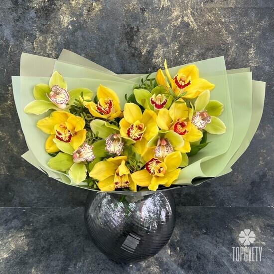 Букет из 15 желтых и зеленых орхидей