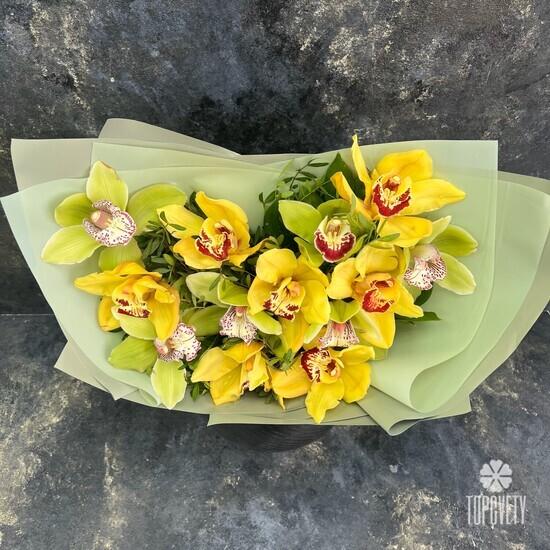 Букет из 15 желтых и зеленых орхидей