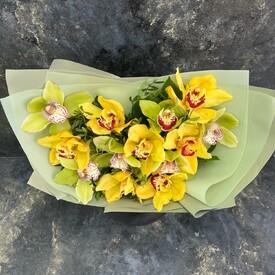 Букет из 15 желтых и зеленых орхидей