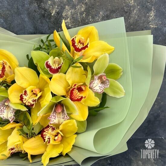 Букет из 15 желтых и зеленых орхидей
