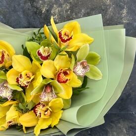 Букет из 15 желтых и зеленых орхидей