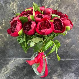 Букет из 11 бордовых пионов