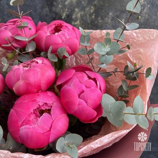 Букет из 7 розовых пионов и эвкалипта
