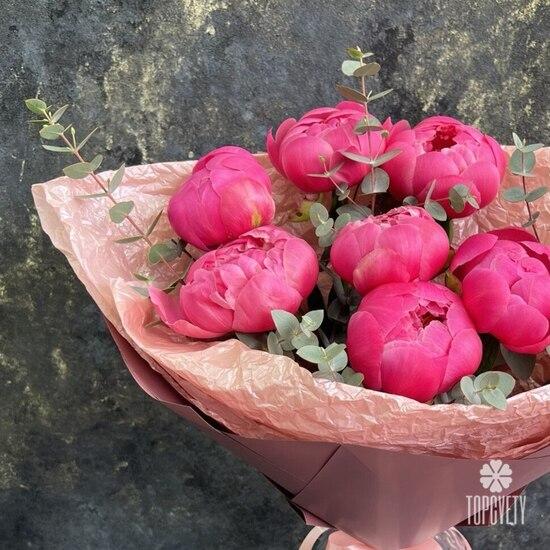 Букет из 7 розовых пионов и эвкалипта