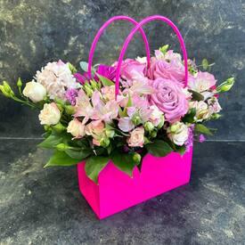 Букет из роз, гербер и альстромерий в сумке