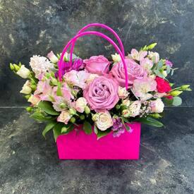 Букет из роз, гербер и альстромерий в сумке