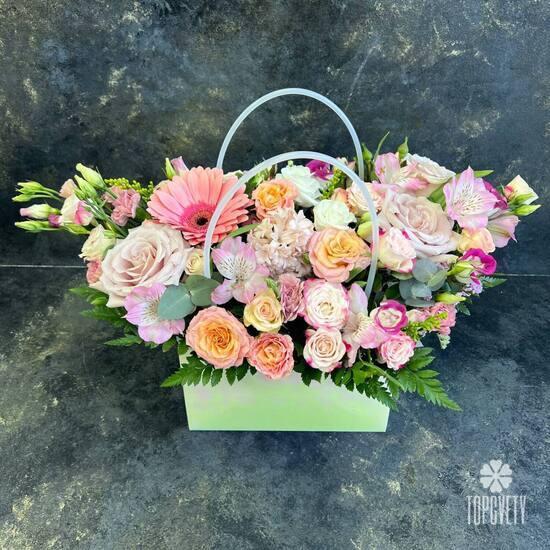 Букет из роз, гербер и альстромерий в сумке