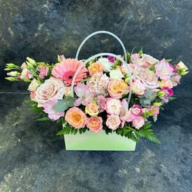 Букет из роз, гербер и альстромерий в сумке