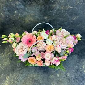 Букет из роз, гербер и альстромерий в сумке