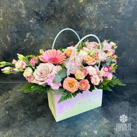 Букет из роз, гербер и альстромерий в сумке