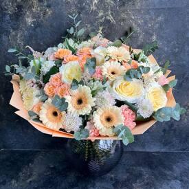 Букет из роз, гербер и гвоздик