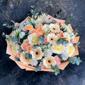 Букет из роз, гербер и гвоздик