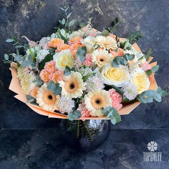 Букет из роз, гербер и гвоздик