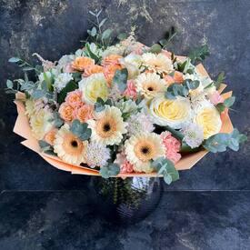 Букет из роз, гербер и гвоздик