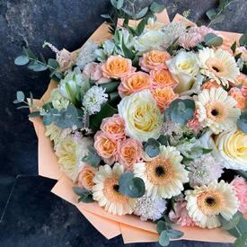 Букет из роз, гербер и гвоздик