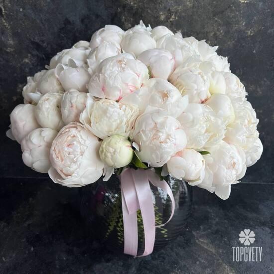 Букет из 45 белых пионов