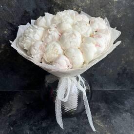 Букет из 25 белых  пионов