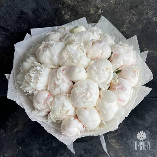 Букет из 25 белых  пионов