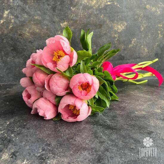 Букет из 11 розовых пионов