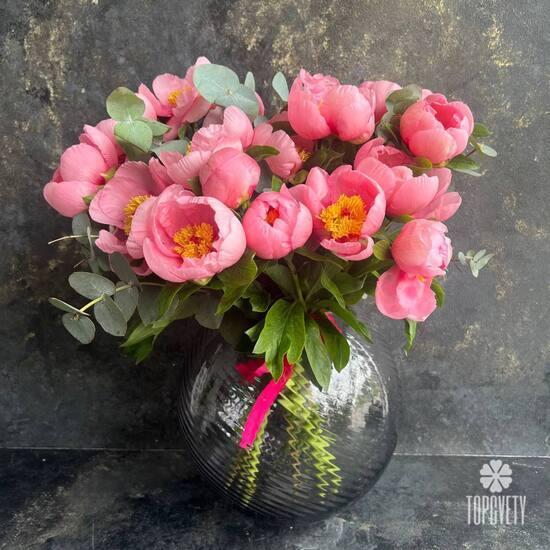 Букет из 21 розового пиона и эвкалипта 