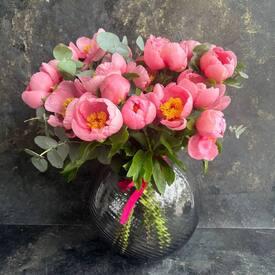 Букет из 21 розового пиона и эвкалипта 